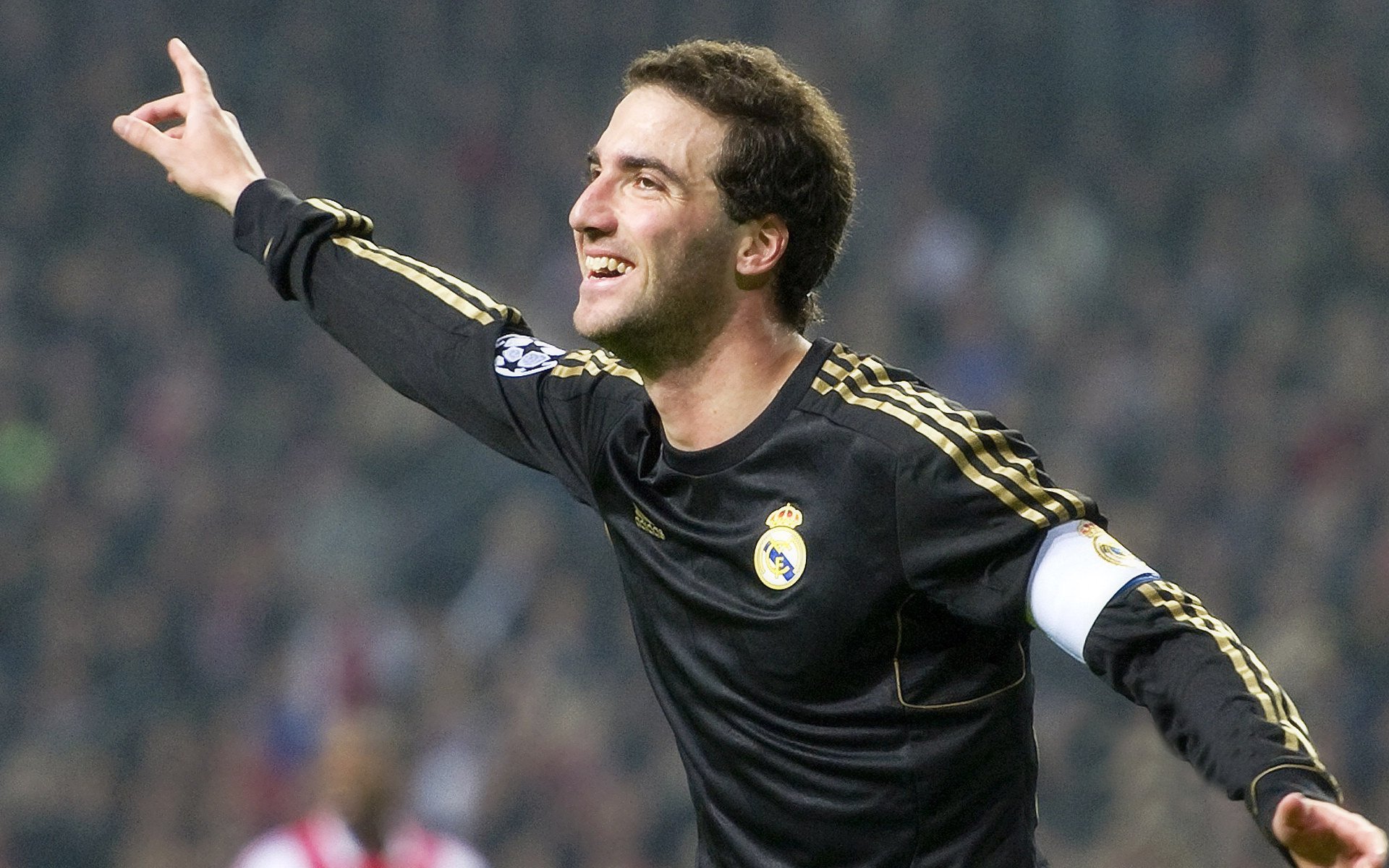 九游娱乐-国士无双:赛场拼抢中的不屈英雄